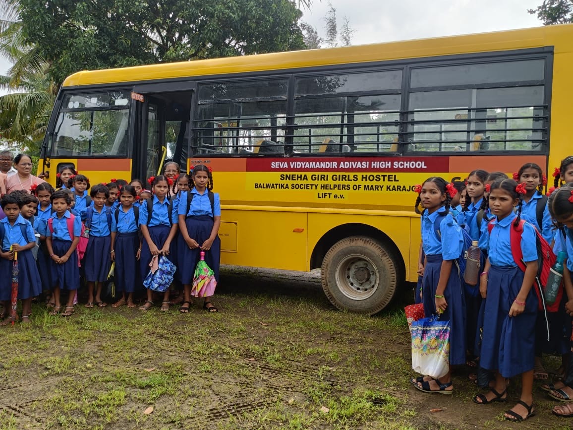 Neuer Schulbus für Snehagiri