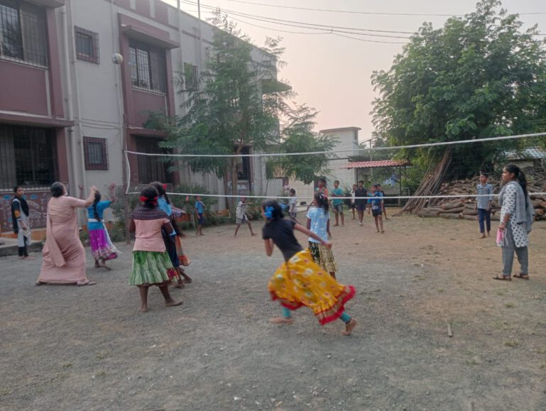 Volleyball Spiel am Weltkindertag in Snehagiri